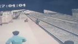 فيديو: "بطل خارق".. هندي ينقذ طفلا سقط على سكة حديد