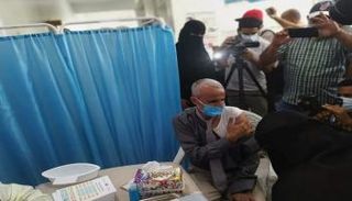 يمني يحصل على لقاح كورونا