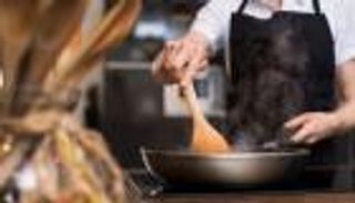 طباخ محترف في منزلك.. خدمة تكسر "عزل كورونا" في باريس