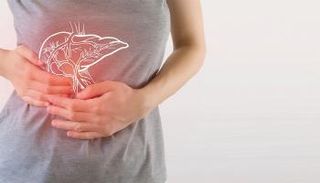 سيدة تعاني من مشاكل في الكبد