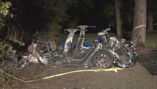 سيارة تسلا محترقة بعد الحادث