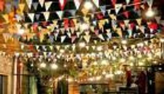 عدن رغم العدم.. تبتهج بزينة وفوانيس رمضان