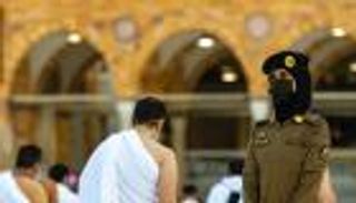 أول ظهور للمرأة السعودية بالزي العسكري في المسجد الحرام