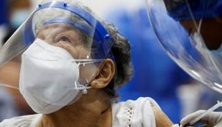 سيدة مسنة تتلقى لقاح فيروس كورونا