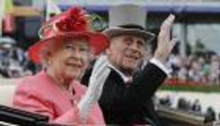 في عيدها الـ95.. ملكة بريطانيا بلا أميرها