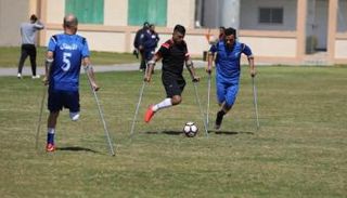 لاعبين فلسطينيين مبتوري أحد الساقين