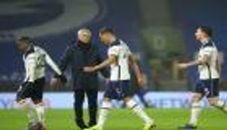 4 ساعات من النقاش.. كيف ودع مورينيو لاعبي توتنهام؟