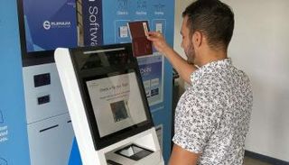المطارات تعتمد على تقنيات لاتلامسية لمواجهة كورونا