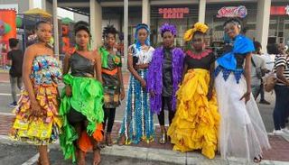 نيجيريات يرتدين أزياء من النفايات