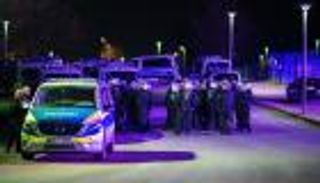 فيديو.. عقابا على الهبوط.. جماهير شالكه تطارد اللاعبين بـ"البيض"