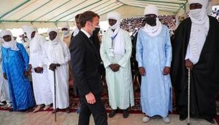 ماكرون خلال مشاركته في تشييع رئيس تشاد