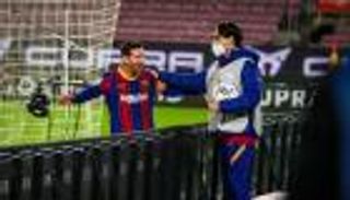 فيديو.. "جامع كرات" يخطف الأضواء من ميسي