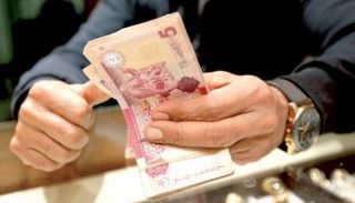 موظف بأحد مصارف ليبيا. (أرشيفية)