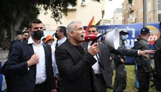 لابيد خلال يوم الانتخابات