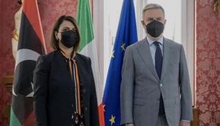 جانب من لقاء الوزيرة الليبية وزير الدفاع الإيطالي في العاصمة روما