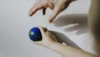 تغير المناخ يؤثر على قرار الإنجاب.. "التبني بديل منخفض الكربون"