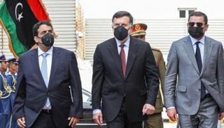 الدبيبة والسراج والمنفي أثناء تسليم واستلام الوزارة - أرشيفية