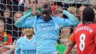 قصة صورة.. بالوتيلي يصرخ عبر قميصه "لماذا أنا دائما؟"