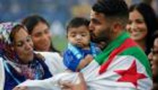 بالفيديو.. كيف تتابع والدة رياض محرز مبارياته مع مانشستر سيتي؟