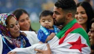 رياض محرز نجم مانشستر سيتي الحالي مع والدته