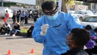 شخص يخضع لاختبار كورونا في قبرص- أرشيفية