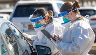 عاملات صحيات يرتدين ملابس واقية أثناء عملهن (أرشيفية)