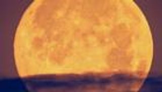 استعدوا بالكاميرا.. القمر الوردي العملاق يضيء ليل الإثنين