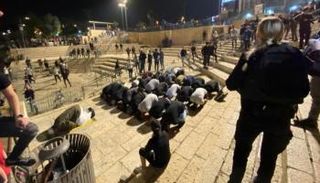 الفلسطينيون خلال التراويح في باب العامود بالقدس