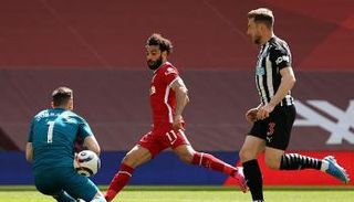 محمد صلاح يهدر فرصة ضد نيوكاسل