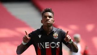 هشام بوداوي نجم فريق نيس الفرنسي ومنتخب الجزائر