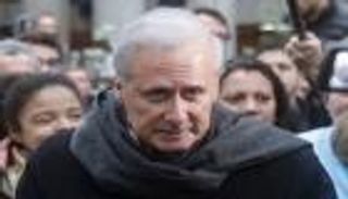 عمدة فرنسي مدان بجريمة اغتصاب يدير بلديته من السجن