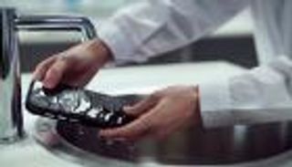 هواتف ذكية مضادة للميكروبات قابلة للغسل.. شاهد المواصفات