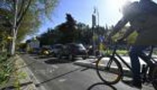 بالصور.. الدراجات الهوائية تغزو روما في ظروف صعبة