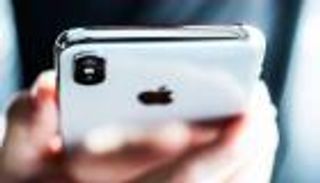 ضغطة زر في آيفون تثير الرعب داخل فيسبوك وجوجل.. إليك ساعة الصفر