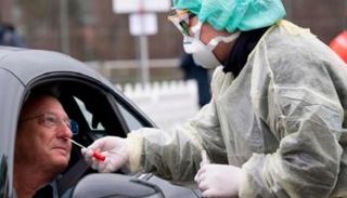 شخص يخضع لاختبار كورونا في ألمانيا- أرشيفية