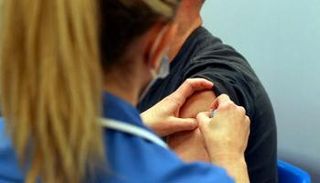 إعادة إصابة متعافين من كورونا للإجابة على بعض الأسئلة الشائكة