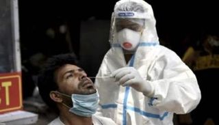 شخص يخضع لاختبار فيروس كورونا بالهند