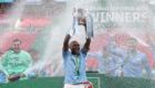 بالصور.. تسلم ميداليتك بنفسك.. كورونا يتصدر مشهد تتويج مانشستر سيتي