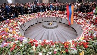 الزهور على نصب تذكاري في أرمينيا لضحايا مذابح الأرمن