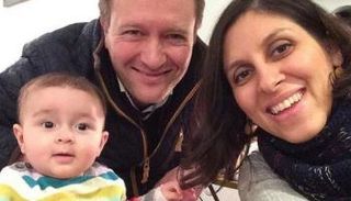 السجينة البريطانية نازانين زاخاري مع أسرتها