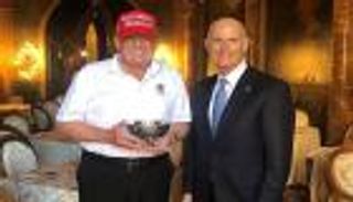 "ملابس الجولف" تحرج جمهوريين منحوا ترامب جائزة "بطل الحرية"