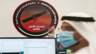 عالم إماراتي خلال التحضير لإطلاق مسبار الأمل لكوكب المريخ 