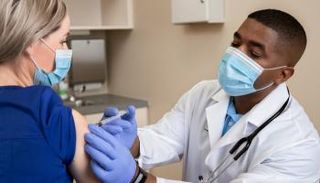 سيدة تتلقى تطعيم كورونا المستجد