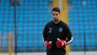 أبرزها رفع الحذاء لجمهور الأهلي.. تصريحات نارية من شريف إكرامي