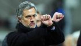 قصة صورة.. مورينيو مكبل اليدين في الدوري الإيطالي