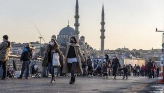 مارة يرتدون كمامات للوقاية من فيروس كورونا في تركيا