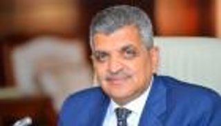 رئيس هيئة قناة السويس ينفي شائعات اعتقال طاقم "إيفر جيفن"