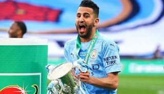 رياض محرز يحمل كأس الرابطة