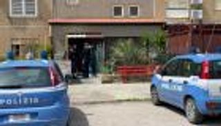 طعن شقيقته بـ"سكين المطبخ" وانتظر الشرطة على الأريكة.. هدوء قاتل