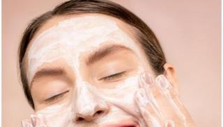 4 خطوات لتنظيف مثالي للبشرة باليدين